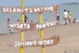 Pengunjung menikmati libur kesaktian Pancasila di Pantai Jumiang, Pamekasan, Jawa Timur, Selasa (1/6/2021). Pantai wisata tersebut menjadi pilihan pengunjung dari sejumlah daerah saat libur akhir pekan, keagamaan dan nasional, karena murah dan asri.  Antara Jatim/Saiful Bahri/zk