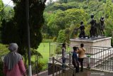 Wisatawan menikmati suasana di objek wisata Monumen Korban Keganasan PKI di Desa Kresek, Kabupaten Madiun, Jawa Timur, Selasa (1/6/2021). Sebagian warga memanfaatkan libur Hari Lahir Pancasila untuk berwisata di objek wisata yang berada di kaki Gunung Wilis tersebut. Antara Jatim/Siswowidodo/zk