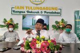 Rektor UIN SATU Maftukhin  (tengah) memberikan keterangan pers pascapenetapan IAIN Tulungagung menjadi UIN Sayyid Ali Rahmatullah Tulungagung, di kampus IAIN Tulungagung/UIN SATU, Tulungagung, Jawa Timur, Senin (31/5/2021). IAIN Tulungagung merupakan satu dari enam lembaga pendidikan tinggi di bawah Kementerian Agama yang dinaikkan statusnya dari IAIN menjadi UIN, berdasar Peraturan Presiden Nomor 40 Tahun 2021. Antara Jatim/Destyan Sujarwoko/zk