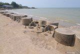 Kondisi tangkis laut yang rusak di Pantai Jumiang, Pamekasan, Jawa Timur, Selasa (1/6/2021). Tangkis laut untuk mencegah abrasi di pantai itu, rusak akibat tidak mampu menahan terjangan ombak beberapa hari lalu.  Antara Jatim/Saiful Bahri/zk