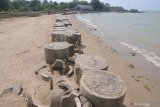 Kondisi tangkis laut yang rusak di Pantai Jumiang, Pamekasan, Jawa Timur, Selasa (1/6/2021). Tangkis laut untuk mencegah abrasi di pantai itu, rusak akibat tidak mampu menahan terjangan ombak beberapa hari lalu.  Antara Jatim/Saiful Bahri/zk