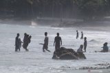 Pengunjung bermain air di pantai Sidem, Tulungagung, Jawa Timur, Selasa (1/6/2021). Wisata pantai Sidem yang kembali dibuka tersebut ramai pengunjung saat libur hari lahir Pancasila. Antara Jatim/Prasetia Fauzani/zk