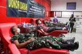 Sejumlah anggota TNI mengikuti kegiatan donor darah di Unit Tranfusi Darah (UTD) PMI Sidoarjo, Jawa Timur, Rabu (2/6/2021). Kegiatan sosial donor darah yang diikuti anggota Polri, TNI dan masyarakat tersebut merupakan rangkaian menyambut hari ulang tahun polisi militer yang ke 75. Antara Jatim/Umarul Faruq/zk