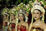 Model mengenakan busana pengantin pada Festival Pengantin Osing di Banyuwangi, Jawa Timur, Rabu (2/6/2021). Festival pengantin khas Banyuwangi dengan tema Mupus Braen Blambangan itu digelar sebagai upaya mengenalkan keragaman pakaian adat daerah ke tingkat nasional. ANTARA FOTO/Budi Candra Setya/nym.