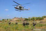 Prajurit Intai Amfibi (Taifib) 2 Marinir melaksanakan fastrope dari heli Bell 412/HU-4206 milik Skuadron 400 Wing Udara 2 Puspenerbal saat latihan fastrope dan stabo  di Pusat Latihan Pertepuran (Puslatpur) Korps Marinir 5 Baluran, Karangtekok, Situbondo, Jawa Timur. Rabu (02/06/2021). Latihan tersebut merupakan bagian dari Latihan Satuan Dasar (LSD) II TW.II Aspek Darat TA. 2021 yang bertujuan untuk memelihara serta meningkatkan kemampuan dan profesionalisme prajurit Yontaifib 2 Marinir guna melaksanakan fungsi dan tugasnya sebagai pasukan khusus TNI AL. Antara Jatim/Serma Mar Kuwadi/zk