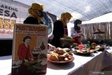 Ibu-ibu PKK memasak dengan bahan jantung pisang di Singolatren, Singojuruh, Banyuwangi, Jawa Timur, Rabu (2/6/2021). Untuk memperingati Hari lahir Pancasila ibu-ibu PKK menggelar masak bersama dengan resep warisan Bung Karno. Antara Jatim/Budi Candra Setya/zk