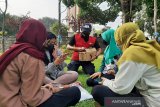 Relawan PMI Sidoarjo yang tergabung dalam Korps Sukarela (KSR) PMI Kabupaten Sidoarjo mengadakan kegiatan promosi edukasi kesehatan membagikan 1000 masker dan sabun untuk menjaga kesehatan di Alun-alun Kabupaten Sidoarjo, Minggu (30/5/2021).
(Antara/HO/PMI/IFRC).