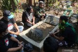 Anggota komunitas peduli sejarah memanjatkan doa di makam pahlawan nasional Tan Malaka di lereng gunung Wilis Desa Selopanggung, Kediri, Jawa Timur, Rabu (2/6/2021). Kegiatan pemasangan papan petunjuk arah makam dan doa bersama tersebut guna memperingati hari lahir pahlawan nasional Tan Malaka sekaligus sebagai sarana membangkitkan semangat nasionalisme. Antara Jatim/Prasetia Fauzani/zk