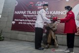 Ketua DPP PDI Perjuangan Bidang Kebudayaan Tri Rismaharini memberikan bendera merah putih kepada juru pemelihara saat mengunjungi cagar budaya Lapas Banceuy, Bandung, Jawa Barat, Rabu (2/6/2021). Kunjungan tersebut sebagai napak tilas merasakan semangat Bung Karno ketika memerdekakan Republik Indonesia sekaligus rangkaian peringatan bulan Bung Karno tiap bulan Juni. ANTARA JABAR/Novrian Arbi/agr