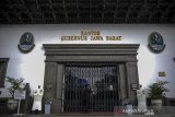 GEDUNG SATE KEMBALI DITUTUP. Petugas keamanan mengunci pintu utama Gedung Sate, Bandung, Jawa Barat, Kamis (3/6/2021). Gedung Sate yang menjadi pusat pemerintahan Provinsi Jawa Barat kembali ditutup hingga 9 Juni 2021 setelah 31 orang ASN dinyatakan terpapar COVID-19 dari hasil tes massal beberapa waktu lalu. ANTARA JABAR/Raisan Al Farisi/agr