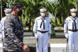 Kepala Staf Angkatan Laut Laksamana TNI Yudo Margono (kiri) berjalan usai meletakkan batu pertama pembangunan Monumen KRI Nanggala-402 di Koarmada II, Surabaya, Jawa Timur, Kamis (3/6/2021). Pembangunan Monumen KRI Nanggala-402 dengan ukuran berskala satu banding satu tersebut untuk mengenang gugurnya 53 kru KRI Nanggala-402. Antara Jatim/Didik Suhartono/zk