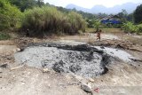 Warga memasang tali pembatas di sekitar semburan lumpur di desa Cipanas, Dukuhpuntang, Kabupaten  Cirebon, Jawa Barat, Kamis (3/6/2021). Semburan lumpur bercampur gas yang terjadi beberapa waktu lalu itu mengeluarkan bau menyengat. ANTARA JABAR/Dedhez Anggara/agr