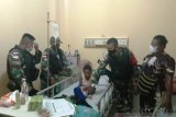 Satgas TNI donor darah membantu anak korban kecelakaan motor di Abepura