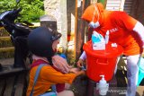Relawan SIBAT PMI berikan edukasi cara mencuci tangan yang benar demi memutus rantai penyebaran COVID-19 di Cisarua, Bogor.(Antara/HO/PMI/IFRC).