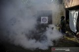 Petugas melakukan pengasapan di permukiman warga Desa Cinunuk, Kabupaten Bandung, Jawa Barat, Sabtu (5/6/2021). Pemerintah Desa Cinunuk melakukan pengasapan guna mengantisipasi wabah Demam Berdarah Dengue (DBD) setelah kasus DBD di kawasan tersebut melonjak sejak seminggu terakhir. ANTARA JABAR/Raisan Al Farisi/agr