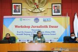 Tim redaksi majalah UNP terima pelatihan jurnalistik dasar dari dua wartawan senior