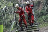 Personel tim Vertical Rescue Indonesia (VRI) membangun sebuah jembatan gantung di Desa Cisempur, Kecamatan Cibalong, Kabupaten Tasikmalaya, Jawa Barat, Minggu (6/6/2021). Data VRI mencatat pihaknya telah membangun 1.024 jembatan perintis di seluruh pelosok nusantara dalam rangkaian Ekspedisi 1.000 Jembatan Gantung untuk Indonesia yang dibangun secara gotong royong bersama masyarakat. ANTARA FOTO/Adeng Bustomi/agr