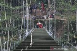 Personel tim Vertical Rescue Indonesia (VRI) membangun sebuah jembatan gantung di Desa Cisempur, Kecamatan Cibalong, Kabupaten Tasikmalaya, Jawa Barat, Minggu (6/6/2021). Data VRI mencatat pihaknya telah membangun 1.024 jembatan perintis di seluruh pelosok nusantara dalam rangkaian Ekspedisi 1.000 Jembatan Gantung untuk Indonesia yang dibangun secara gotong royong bersama masyarakat. ANTARA FOTO/Adeng Bustomi/agr