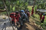 Tim Vertical Rescue Indonesia (VRI) dibantu TNI dan warga membangun sebuah jembatan gantung di Desa Cisempur, Kecamatan Cibalong, Kabupaten Tasikmalaya, Jawa Barat, Minggu (6/6/2021). Data VRI mencatat pihaknya telah membangun 1.024 jembatan perintis di seluruh pelosok nusantara dalam rangkaian Ekspedisi 1.000 Jembatan Gantung untuk Indonesia yang dibangun secara gotong royong bersama masyarakat. ANTARA FOTO/Adeng Bustomi/nym.