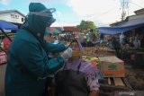 Petugas kesehatan melakukan  tes usap PCR COVID-19 kepada pedagang di pasar tradisional di Jalan Indrakila, Surabaya, Jawa Timur, Sabtu (5/6/2021). Tes usap tersebut dilakukan kepada pedagang-pedagang di pasar itu guna mendeteksi penyebaran COVID-19. Antara Jatim/Didik Suhartono/zk