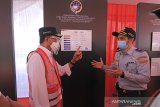 Menteri Perhubungan Budi Karya Sumadi (kanan) berbincang dengan petugas saat meninjau Unit Pelaksana Penimbangan Kendaraan Bermotor (UPPKB) Losarang, Indramayu, Jawa Barat, Minggu (6/6/2021). Kunjungan Menhub tersebut untuk memantau alur pelaksanaan penimbangan kendaraan logistik dan memastikan bobot kendaraan sesuai dengan ketentuan yang berlaku. ANTARA JABAR/Dedhez Anggara/agr