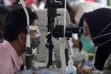  Peserta lansia melakukan pemeriksaan mata saat mengikuti vaksinasi COVID-19 di kawasan Sedati, Sidoarjo, Jawa Timur, Sabtu (5/6/2021). Vaksinasi dan pemeriksaan kesehatan yang diikuti 1000  peserta lansia tersebut dalam rangka peringatan hari lanjut usia nasional. Antara Jatim/Umarul Faruq/zk