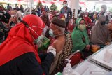 Petugas kesehatan menyuntikkan vaksin COVID-19 kepada lansia di kawasan Sedati, Sidoarjo, Jawa Timur, Sabtu (5/6/2021). Vaksinasi dan pemeriksaan kesehatan yang diikuti 1000  peserta lansia tersebut dalam rangka peringatan hari lanjut usia nasional. Antara Jatim/Umarul Faruq/zk
