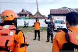 Prajurit TNI bantu tim SAR evakuasi kapal nelayan yang tengelam di lutra