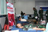 Lantamal VIII gelar donor darah peringati HUT Ke-74 Jalasenastri