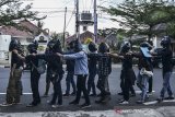 Aktivis lingkungan yang tergabung dalam Aliansi Tanpa Nama (ATN) menggelar aksi dalam rangkaian peringatan Hari Lingkungan Hidup Sedunia di Pendopo Kabupaten Ciamis, Jawa Barat, Senin (7/6/2021). Mereka menuntut pemerintah serius dengan kebijakan yang berpihak pada lingkungan dan rakyat serta mengkritisi pengelolaan sampah plastik di Ciamis. ANTARA JABAR/Adeng Bustomi/agr