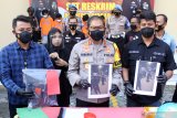 Kapolresta Sidoarjo Kombes Pol Sumardji (tengah) menunjukkan foto pengeroyokan terhadap anggota TNI AL di Polresta Sidoarjo, Jawa Timur, Selasa (8/6/2021). Satuan reskrim Polresta Sidoarjo berhasil menangkap enam tersangka dalam kasus pengeroyokan terhadap anggota TNI AL, Pratu Marinir Jehezkial Yusuf Sakan di pintu keluar terminal bus Purabaya Bungurasih pada Minggu (23/5) lalu. Antara Jatim/Umarul Faruq/zk