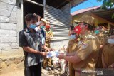 Bupati Minahasa serahkan bantuan sosial di Mandolang-Pineleng