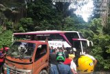Kerahkan dua mobil derek, Polres Agam terus berupaya evakuasi bus pariwisata yang tersangkut di ruas jalan Kelok 44