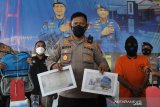 Polisi menunjukkan foto barang bukti saat ungkap kasus penyelundupan benur di Ditpolairud Polda Jawa Timur, Surabaya, Jawa Timur, Rabu (9/6/2021). Ditpolairud Polda Jawa Timur menangkap tersangka W atas kasus dugaan menyelundupkan benur dan mengamankan barang bukti benur sebanyak 22.000 ekor jenis pasir dan jenis mutiara. Antara Jatim/Didik Suhartono/Zk