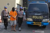 Polisi menunjukkan tersangka saat ungkap kasus penyelundupan benur di Ditpolairud Polda Jawa Timur, Surabaya, Jawa Timur, Rabu (9/6/2021). Ditpolairud Polda Jawa Timur menangkap tersangka W atas kasus dugaan menyelundupkan benur dan mengamankan barang bukti benur sebanyak 22.000 ekor jenis pasir dan jenis mutiara. Antara Jatim/Didik Suhartono/Zk