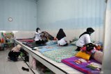 Petugas menggeledah kamar tahanan blok perempuan saat razia penyalahgunaan narkoba di Lapas Kelas IIB Blitar, Rabu (9/6/2021). selain melakukan pemeriksaan terhadap warga binaan serta ruang tahanan di setiap blok, petugas gabungan BNN, Polisi, dan pengamanan internal lapas tersebut juga melakukan pemeriksaan urin guna mengantisipasi penyalahgunaan narkoba dan masuknya barang-barang terlarang kedalam lingkungan lapas. Antara  jatim/Irfan Anshori/zk