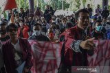 Forum Masyarakat dan Mahasiswa Peduli Pelayanan Publik berunjuk rasa di Kantor DPRD Kabupaten Ciamis, Jawa Barat, Rabu (9/6/2021). Mereka menuntut pemerintah daerah setempat untuk memperbaiki pelayanan RSUD dan meminta BPJS Kesehatan menyosialisasikan prosedur pelayanan secara efektif dan efisien. ANTARA JABAR/Adeng Bustomi/agr