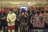 Panglima TNI Marsekal Hadi Tjahjanto (tengah) bersama Kapolri Jenderal Pol Listyo Sigit Prabowo (kanan) dan Gubernur Jawa Barat Ridwan Kamil (kiri) memberikan himbauan saat meninjau vaksinasi massal COVID-19 di Sudirman Grand Ballroom, Bandung, Jawa Barat, Kamis (10/6/2021). Dalam kesempatan tersebut, Panglima TNI, Kapolri dan Gubernur Jawa Barat menghimbau warga yang telah di vaksin agar tetap menjaga protokol kesehatan meskipun telah di vaksin. ANTARA JABAR/Raisan Al Farisi/agr