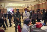 Panglima TNI Marsekal Hadi Tjahjanto (kiri) bersama Kapolri Jenderal Pol Listyo Sigit Prabowo (ketiga kanan) dan Gubernur Jawa Barat Ridwan Kamil (kedua kiri) meninjau vaksinasi massal COVID-19 di Sudirman Grand Ballroom, Bandung, Jawa Barat, Kamis (10/6/2021). Dalam kesempatan tersebut, Panglima TNI, Kapolri dan Gubernur Jawa Barat menghimbau warga yang telah di vaksin agar tetap menjaga protokol kesehatan meskipun telah di vaksin. ANTARA JABAR/Raisan Al Farisi/agr