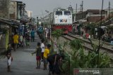 Warga berkegiatan di kawasan pemukiman jalur rel kereta api Kiaracondong, Bandung, Jawa Barat, Kamis (10/6/2021). Kementerian Perhubungan dan Pemerintah Kota Bandung berencana melanjutkan pembangunan tahap II rel ganda atau double track sepanjang 26 km  jalur Kereta Api Kiaracondong-Cicalengka dengan merelokasi sedikitnya 900 bidang tanah dan bangunan di kawasan tersebut sekaligus penunjang jalur Kereta Cepat Jakarta-Bandung. ANTARA JABAR/Novrian Arbi/agr