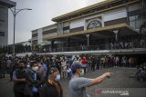 Sejumlah warga antre memasuki gedung untuk menjalani vaksinasi COVID-19 di Sudirman Grand Ballroom, Bandung, Jawa Barat, Kamis (10/6/2021). Vaksinasi massal yang digelar oleh TNI, Polri dan Pemerintah Provinsi Jawa Barat tersebut menyiapkan 40.000 dosis vaksin bagi warga lansia dan pra-lansia. ANTARA JABAR/Raisan Al Farisi/agr