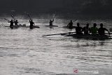 Sejumlah atlet Dayung menjalani sesi latihan di air jelang Sea Games 2021 di Pemusatan Latihan Nasional Dayung di Situ Cileunca, Pangalengan, Kabupaten Bandung, Jawa Barat, Kamis (10/6/2021). Pengurus Besar Persatuan Olahraga Dayung Seluruh Indonesia menargetkan perolehan medali pada ajang SEA Games ke-31 2021 di Vietnam sebanyak 16 medali emas untuk nomor Rowing dan Canoe. ANTARA JABAR/M Agung Rajasa/agr