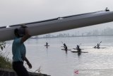 Sejumlah atlet dayung menjalani sesi latihan di air jelang Sea Games 2021 di Pemusatan Latihan Nasional Dayung di Situ Cileunca, Pangalengan, Kabupaten Bandung, Jawa Barat, Kamis (10/6/2021). Pengurus Besar Persatuan Olahraga Dayung Seluruh Indonesia menargetkan perolehan medali pada ajang SEA Games ke-31 2021 di Vietnam sebanyak 16 medali emas untuk nomor Rowing dan Canoe. ANTARA JABAR/M Agung Rajasa/agr