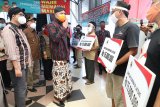 Gubernur Jateng serahkan bantuan modal untuk pedagang Pasar Wage Purwokerto