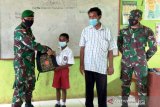 Satgas TNI bantu peralatan sekolah siswa SD di perbatasan RI-PNG