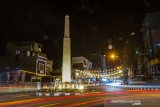 Suasana disekitar Tugu Trikora saat malam hari di Jalan A.M Sangadji depan Gereja Silo, Kota Ambon, Maluku, awal Juni 2021. Tugu Trikora dibangun pada tahun 1962. Sebagai bentuk dari partisipasi keberhasilan Indonesia dalam merebut Irian barat dalam Operasi mandala yang berpusat di Makassar. (ANTARA FOTO/FB Anggoro)