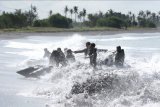 Prajurit Batalyon Intai Amfibi (Yontaifib) Korps Marinir TNI AL dan United States Marines Corps Reconnaissance Unit menerjang gelombang dalam Latihan Bersama Reconex 21-II di Pusat Latihan Pertempuran Marinir (Puslatpurmar) 7 Lampon, Banyuwangi, Jawa Timur, Jumat (11/6/2021). Latihan tersebut sebagai penyamaan persepsi pasukan elit kedua negara dalam menerapkan kecermatan, ketelitian, kecepatan dan kekompakan dalam tim. ANTARA FOTO/Budi Candra Setya/nym.