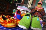 Perajin membuat sepatu rajut untuk dijual ke beberapa daerah di Cemorokandang, Malang, Jawa Timur, Jumat (11/6/2021). Perajin sepatu rajut setempat mengaku terkendala daya beli masyarakat yang belum pulih sejak pandemi COVID-19 sehingga membuat usahanya tidak berkembang meski sudah menggenjot pemasaran di pasar digital. Antara Jatim/Ari Bowo Sucipto/zk