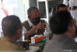  Kepala Badan Nasional Penanggulangan Bencana (BNPB) Letjen TNI Ganip Warsito (tengah) memberikan arahan saat berkunjung ke Rumah Sakit Lapangan Kogabwilhan II Indrapura (RSLKI) di Surabaya, Jawa Timur, Jumat (11/6/2021). Kunjungan tersebut dalam rangka melihat secara langsung kondisi serta sarana dan prasana di RSLKI sebagai upaya untuk mengantisipasi jika terjadi lonjakan kasus COVID-19 di Jawa Timur. Antara Jatim/Moch Asim/zk