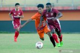 Pesepak bola Madura United (MU) David Laly (kanan) melewati hadangan pesepak bola Malang United FC saat latihan bersama di Stadion Gelora Ratu Pamelingan, Pamekasan, Jawa Timur, Kamis (10/6/2021).  MU terus mematangkan persiapan tim guna mengarungi Liga 1 2021 yang rencananya akan digelar pada pekan kedua Bulan Juli yang akan datang.  Antara Jatim/Saiful Bahri/zk